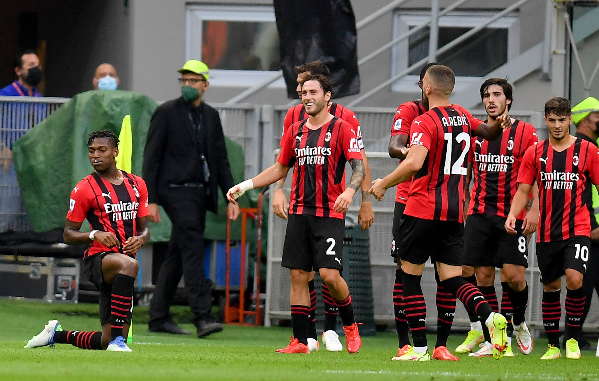 Shams：布克遭遇右腹股沟拉伤，一周后重新接受评估