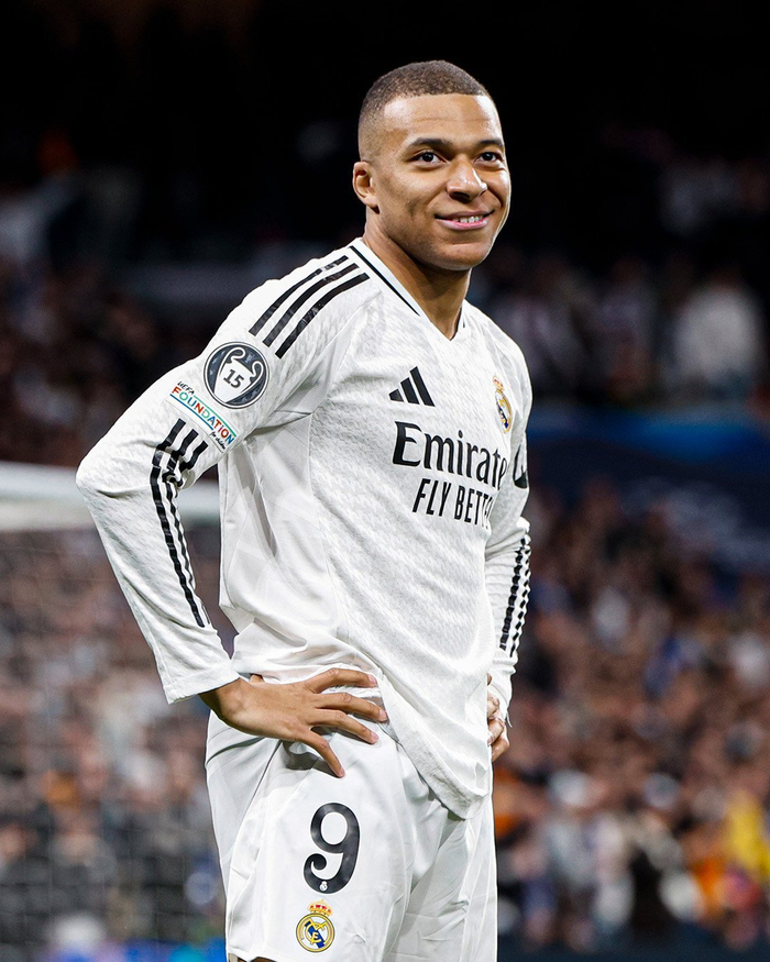 阿斯顿维拉主场2-1战胜阿森纳，延续连胜，双线作战表现亮眼。