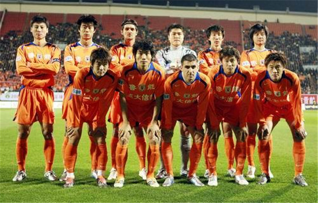 中超：上海海港主场4-1击败深圳队（中超：上海海港主场4比1力克深圳队）