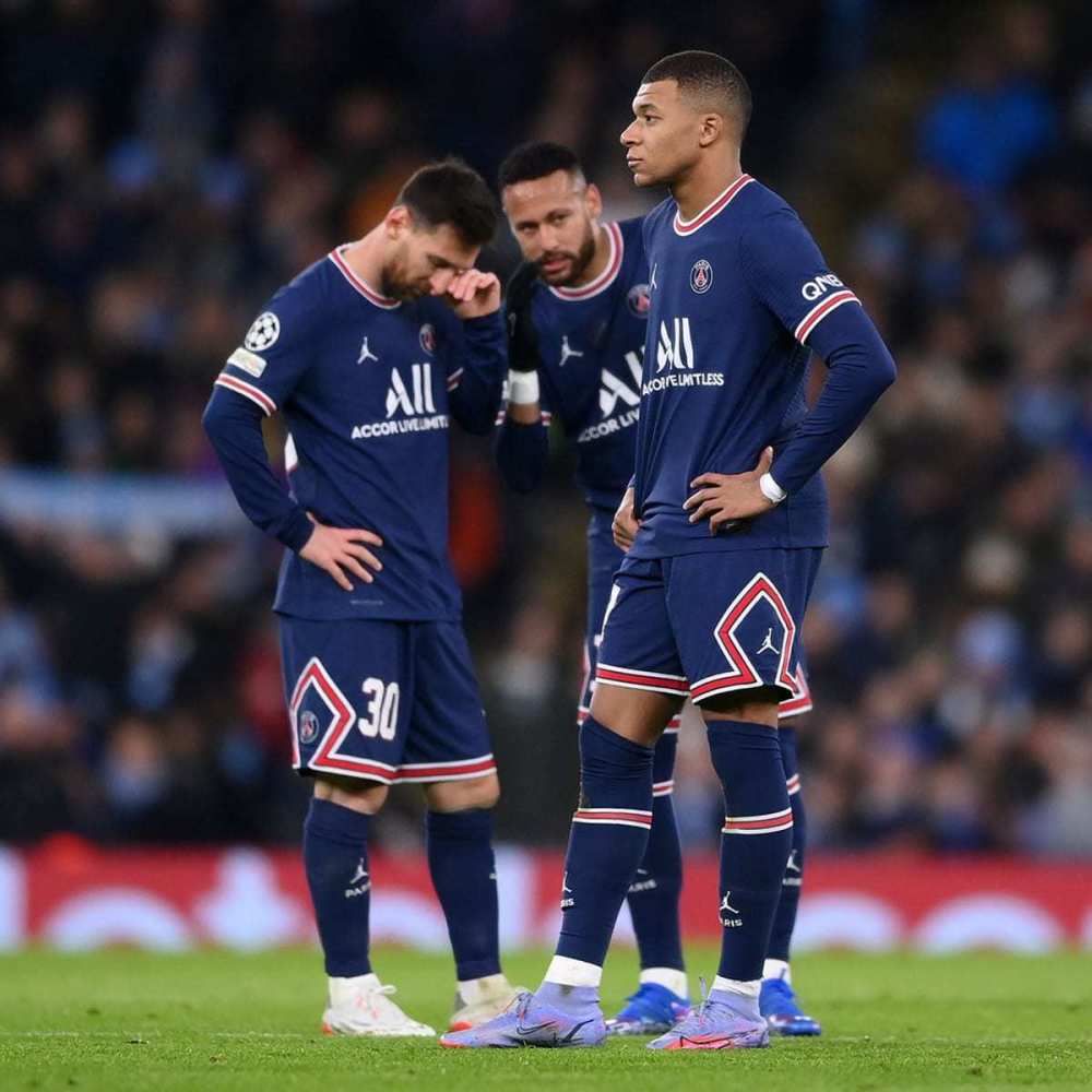 球迷举横幅感谢队长