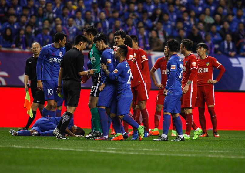 近期1平3负！费耶诺德暂列荷甲第二，距榜首埃因霍温11分（近4场1平3负，费耶诺德暂居荷甲第2，距领头羊埃因霍温11分）