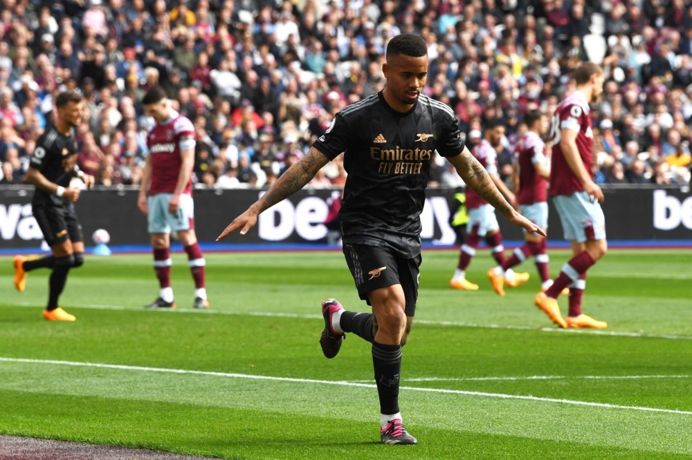 足球英超豪门逆转取胜，主帅赛后握拳怒吼