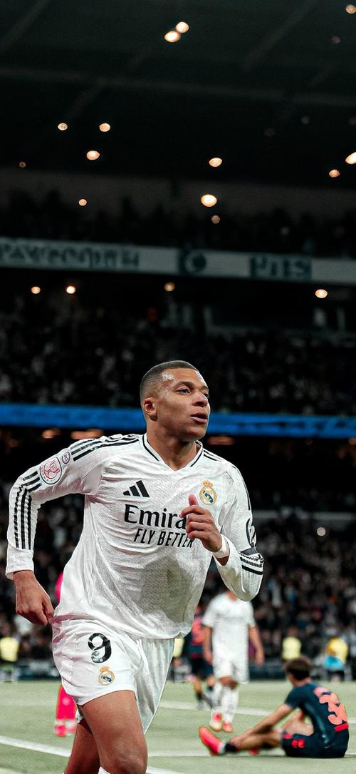 董路批评中国球迷不热爱足球，中国男足多次无缘世界杯，呼吁提升足球热情。