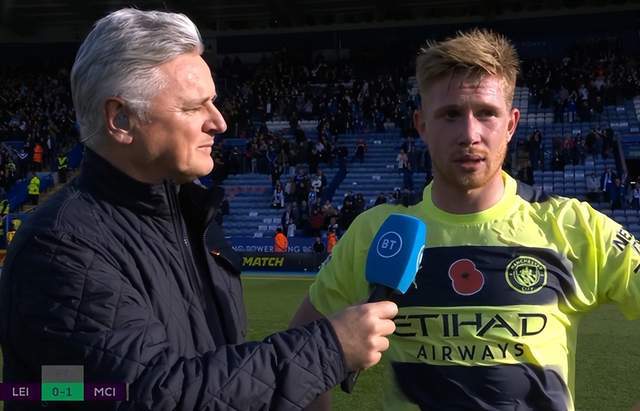 足球国足球迷自发组织万人方阵助威（国足球迷自发组建万人方阵为球队助威）