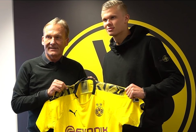 无缘升级向球迷跪拜道歉，水原三星主帅卞成焕赛后主动辞职