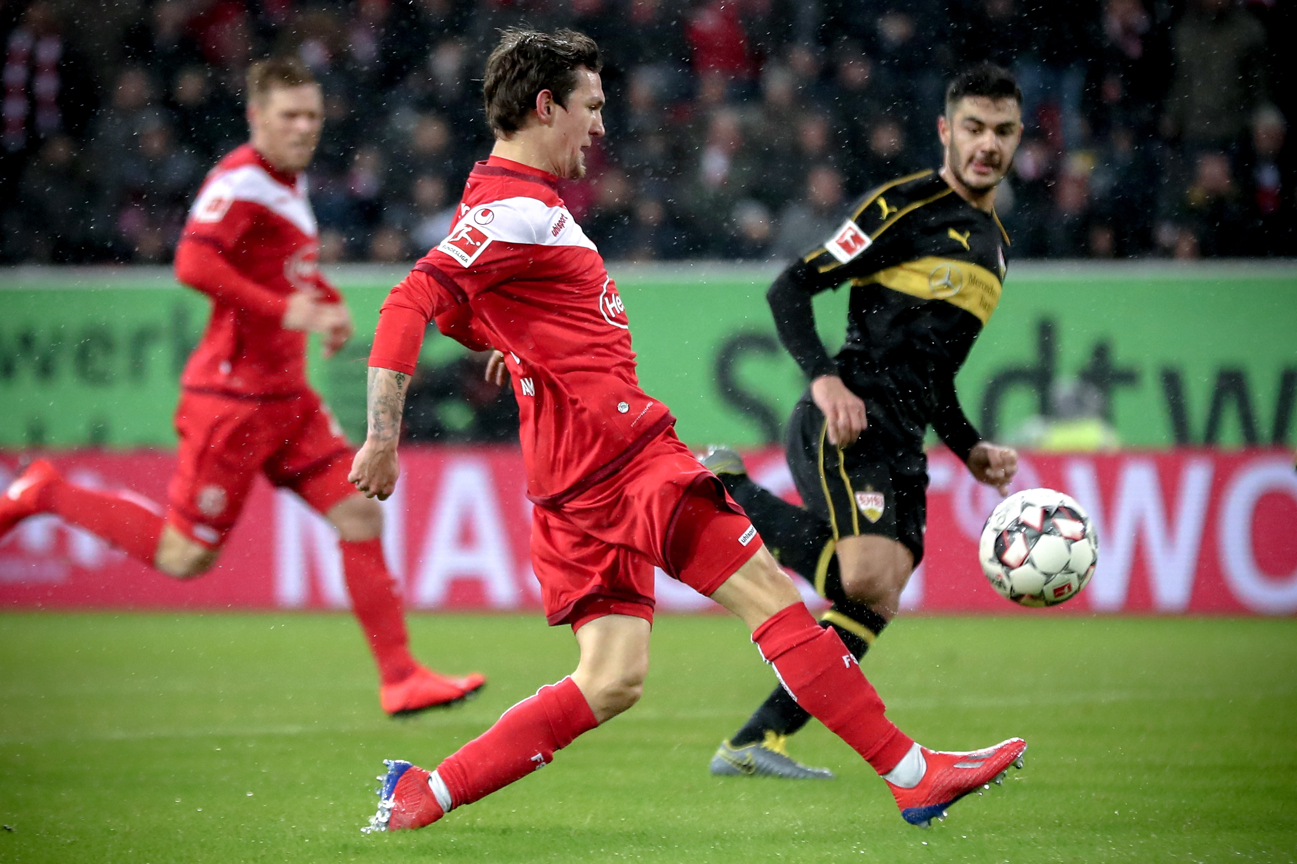 足坛年终大战淘汰赛开启：内马尔PK梅西等焦点对决，参与投票赢球衣（年末足坛淘汰赛开打：梅西对阵内马尔等重磅对决，投票赢球衣）